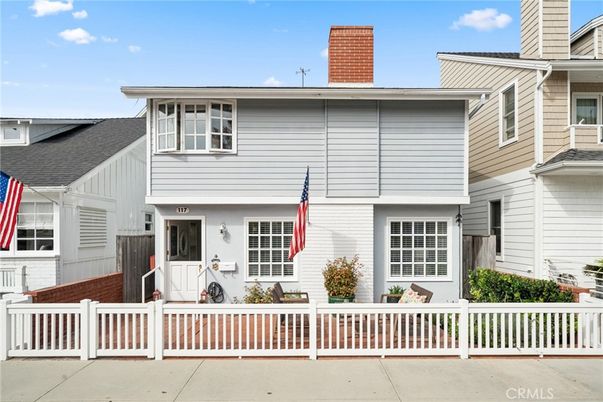 Exterior, Facade, American Foursquare