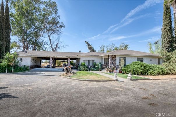 Backyard, Exterior, Facade, Ranch