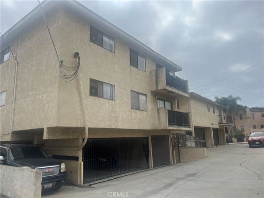 Attached, Exterior, Facade, Rowhouse