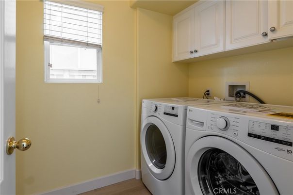 Interior, Washer, Wood Texture Flooring