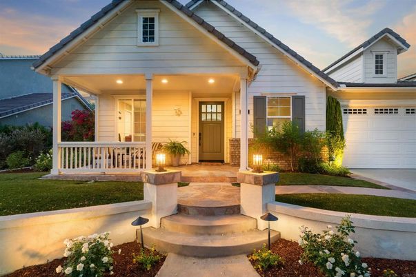 Attached, Exterior, Facade, American Craftsman