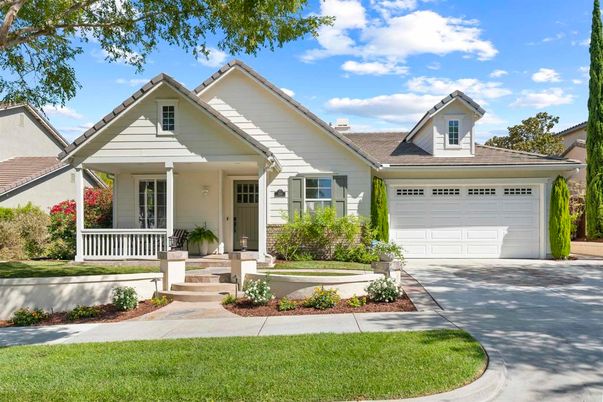 Attached, Exterior, Facade, American Craftsman