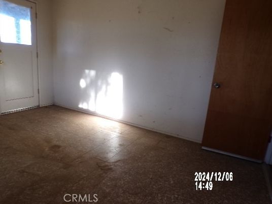 Empty room, Interior