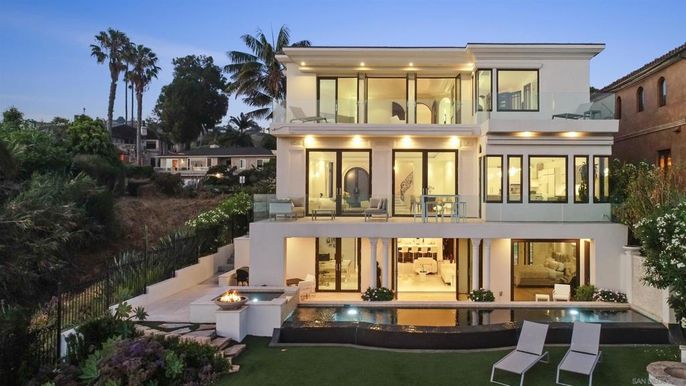 Backyard, Exterior, Facade, Pool, Modern