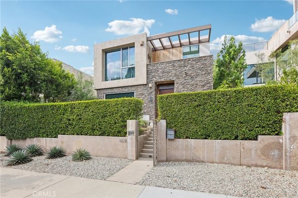 Exterior, Facade, Modern