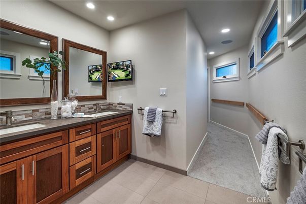 Bathroom, Dual Sink Vanities, Interior, Recessed Lighting