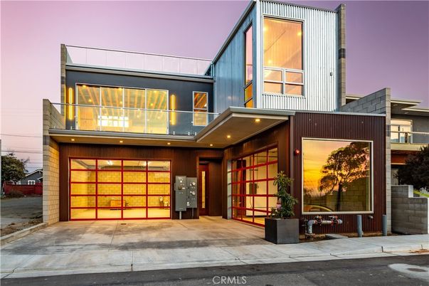 Attached, Exterior, Facade, Modern
