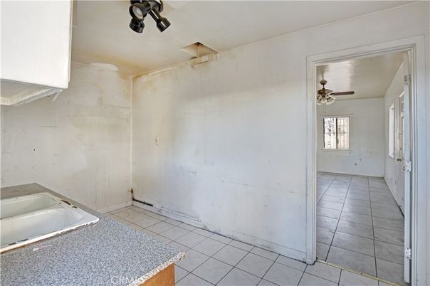 Empty room, Interior