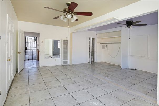 Empty room, Interior