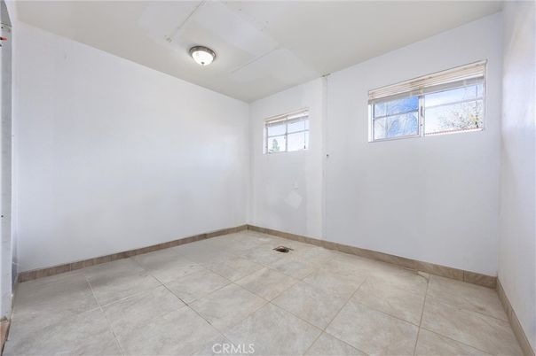Empty room, Interior