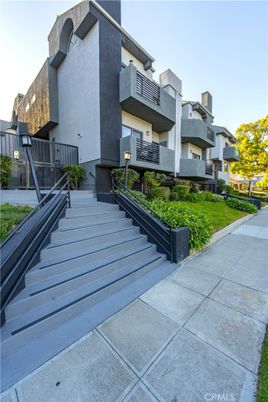 Exterior, Facade, Modern