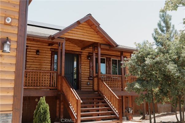 Exterior, Facade, Log Home
