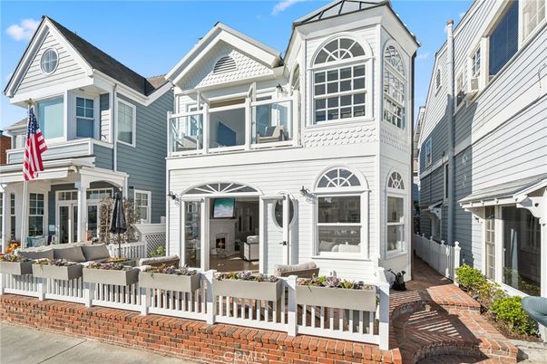 Exterior, Facade, Queen Anne Victorian