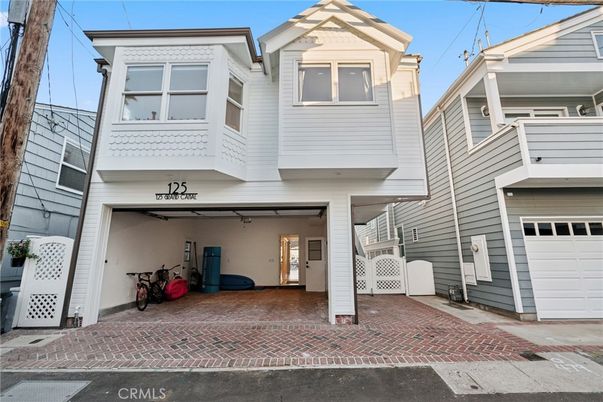Attached, Exterior, Facade, Rowhouse