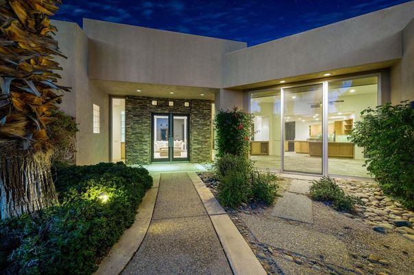 Exterior, Facade, Modern