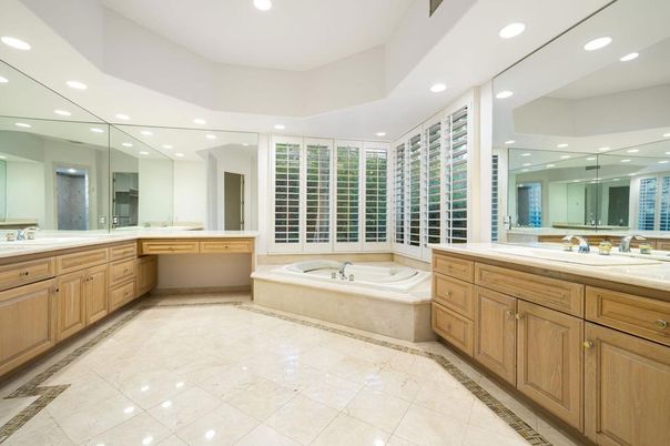 Bathroom, Dual Sink Vanities, Interior, Recessed Lighting