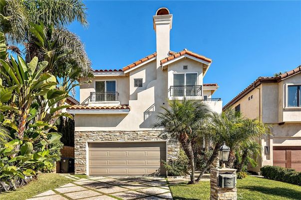 Attached, Exterior, Facade, Mediterranean