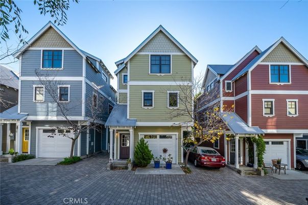 Attached, Exterior, Facade, Rowhouse