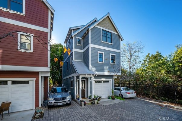 Attached, Exterior, Facade, Queen Anne Victorian