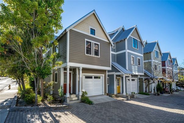 Attached, Exterior, Facade, Queen Anne Victorian