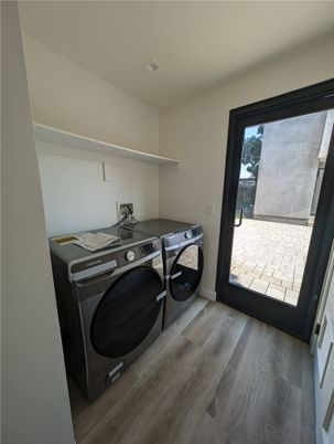 Interior, Washer, Wood Texture Flooring