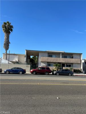 Exterior, Facade, Modern