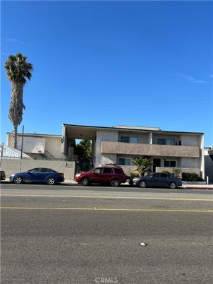 Exterior, Facade, Modern