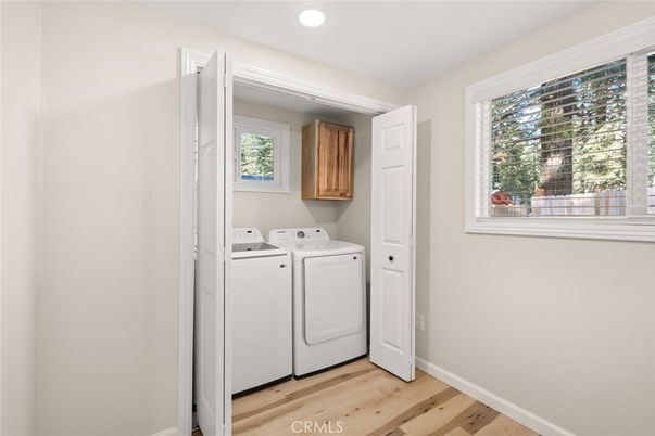 Interior, Recessed Lighting, Washer, Wood Texture Flooring