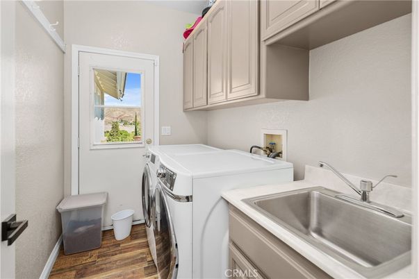 Interior, Washer, Wood Texture Flooring