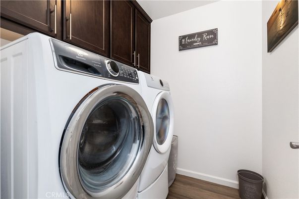 Interior, Washer, Wood Texture Flooring