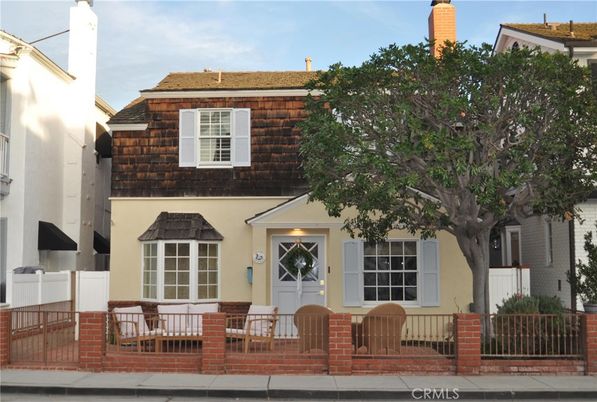 Exterior, Facade, American Foursquare