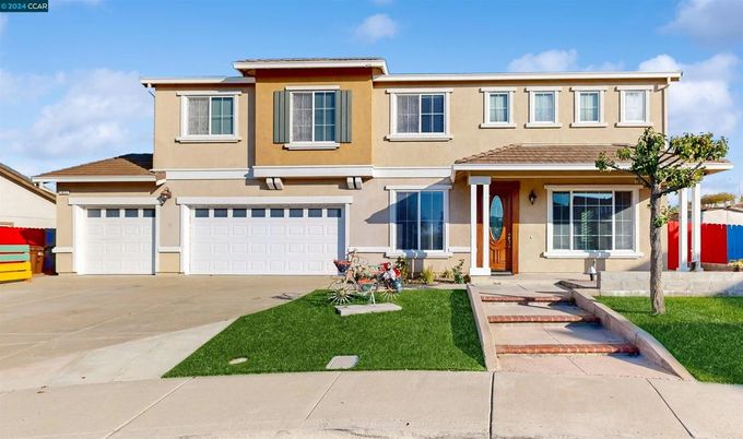 Attached, Exterior, Facade, Mediterranean
