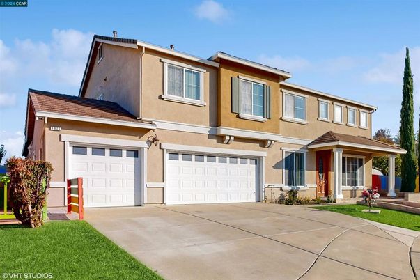 Attached, Exterior, Facade, Mediterranean