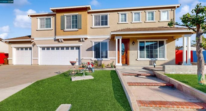 Attached, Exterior, Facade, Mediterranean