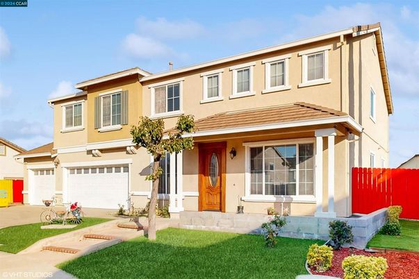 Attached, Exterior, Facade, Mediterranean
