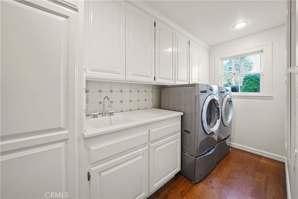 Interior, Recessed Lighting, Washer, Wood Texture Flooring