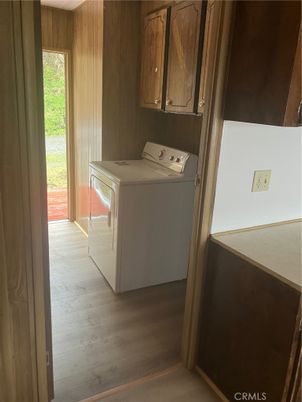 Interior, Washer, Wood Texture Flooring