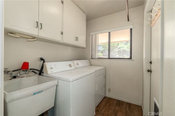 Interior, Washer, Wood Texture Flooring