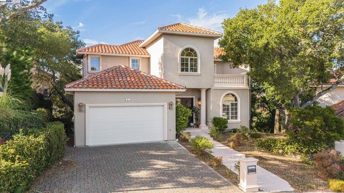 Attached, Exterior, Facade, Mediterranean