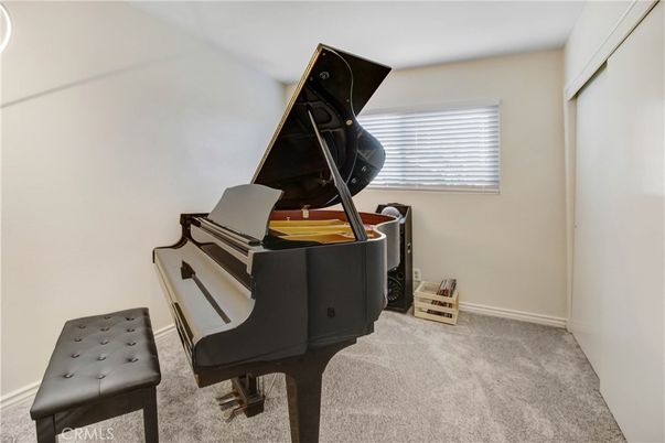 Interior, Piano