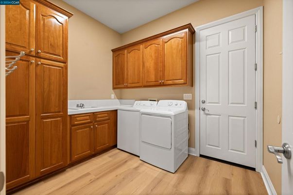 Interior, Washer, Wood Texture Flooring