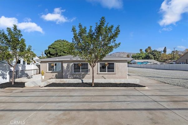Exterior, Facade, Ranch