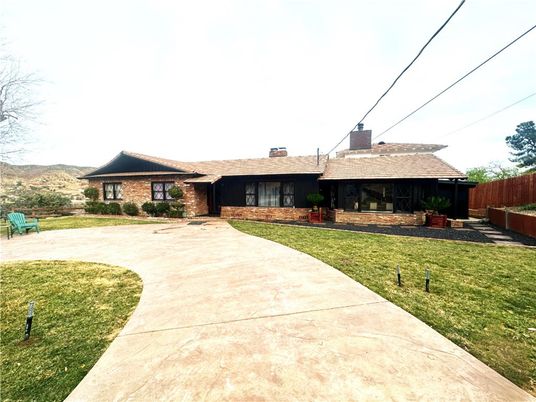 Backyard, Exterior, Facade, Brick Facade, Ranch