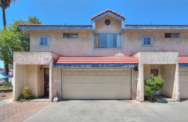 Attached, Exterior, Facade, Mediterranean