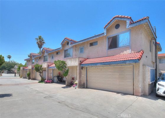 Attached, Exterior, Facade, Mediterranean