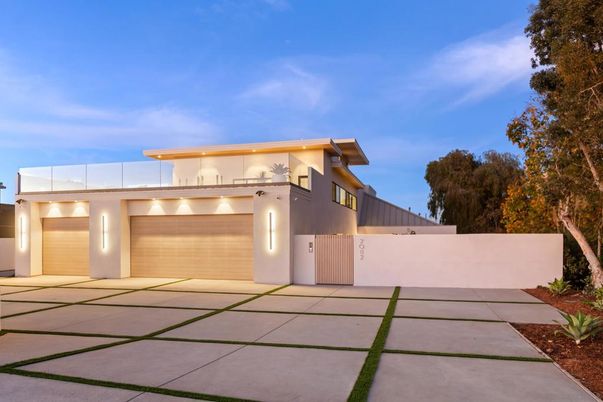 Attached, Exterior, Facade, Modern