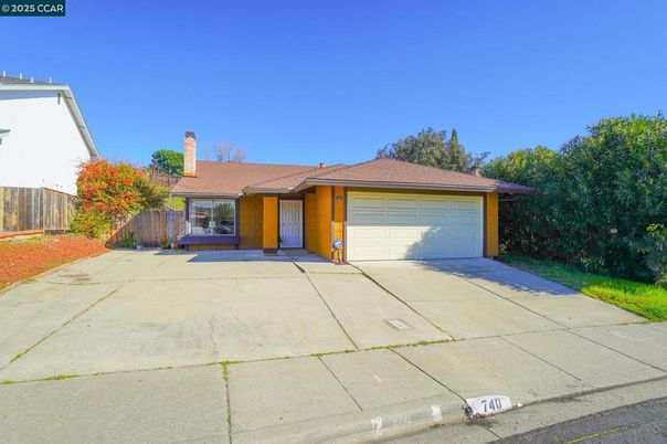 Attached, Exterior, Facade, Ranch