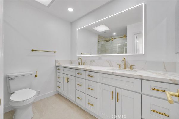 Bathroom, Dual Sink Vanities, Interior, Recessed Lighting