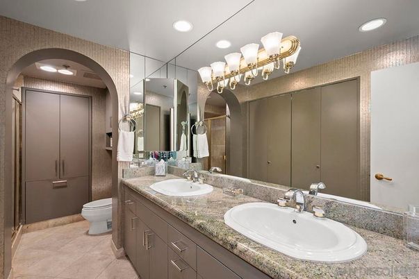 Bathroom, Dual Sink Vanities, Interior, Recessed Lighting