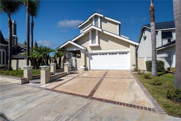 Attached, Exterior, Facade, American Craftsman